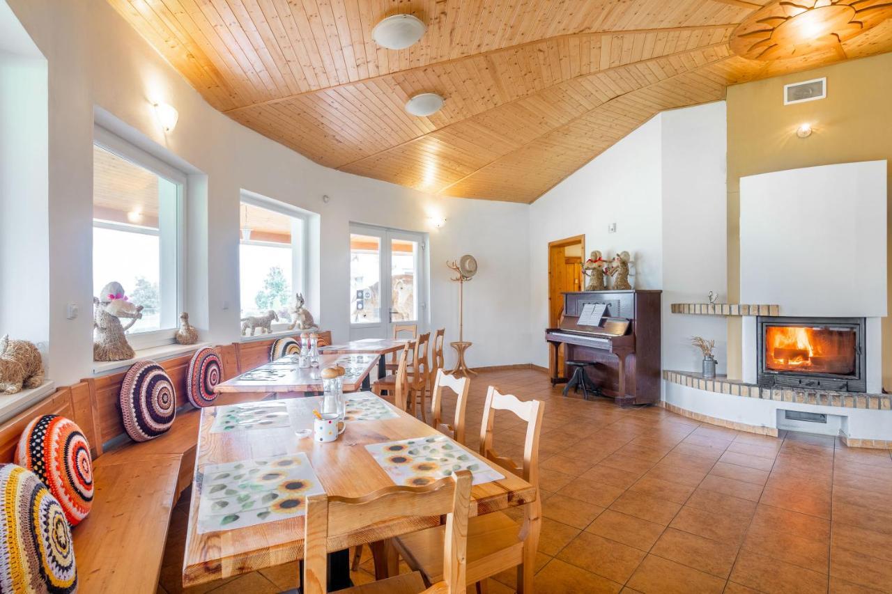 Farma Slunecny Dvur Apartmany A Family Stany Strecha Pod Strechou Hermanuv Mestec Bagian luar foto