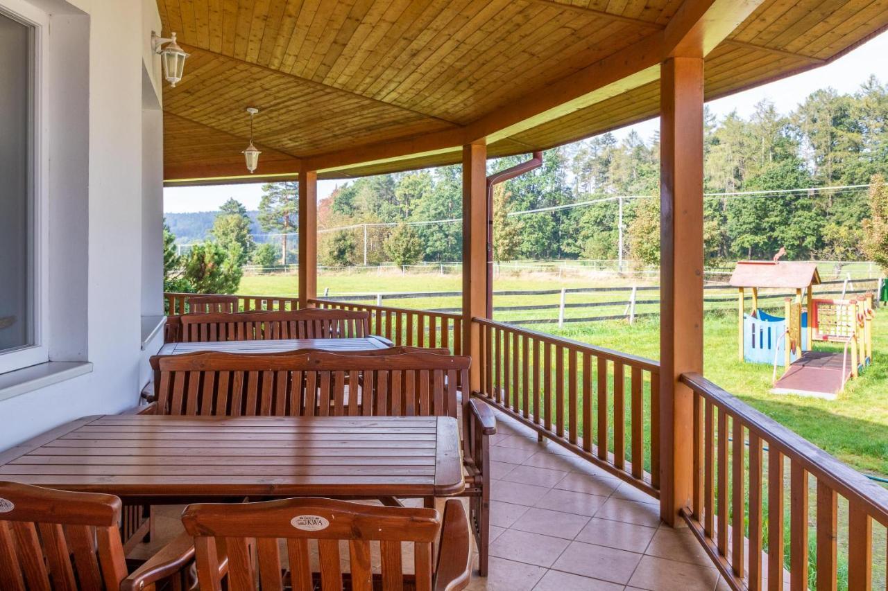 Farma Slunecny Dvur Apartmany A Family Stany Strecha Pod Strechou Hermanuv Mestec Bagian luar foto