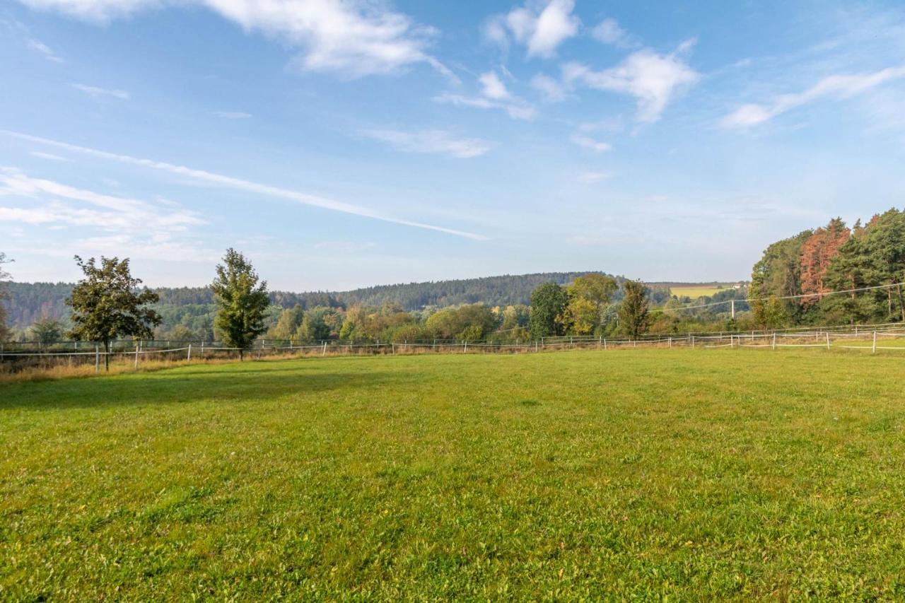 Farma Slunecny Dvur Apartmany A Family Stany Strecha Pod Strechou Hermanuv Mestec Bagian luar foto