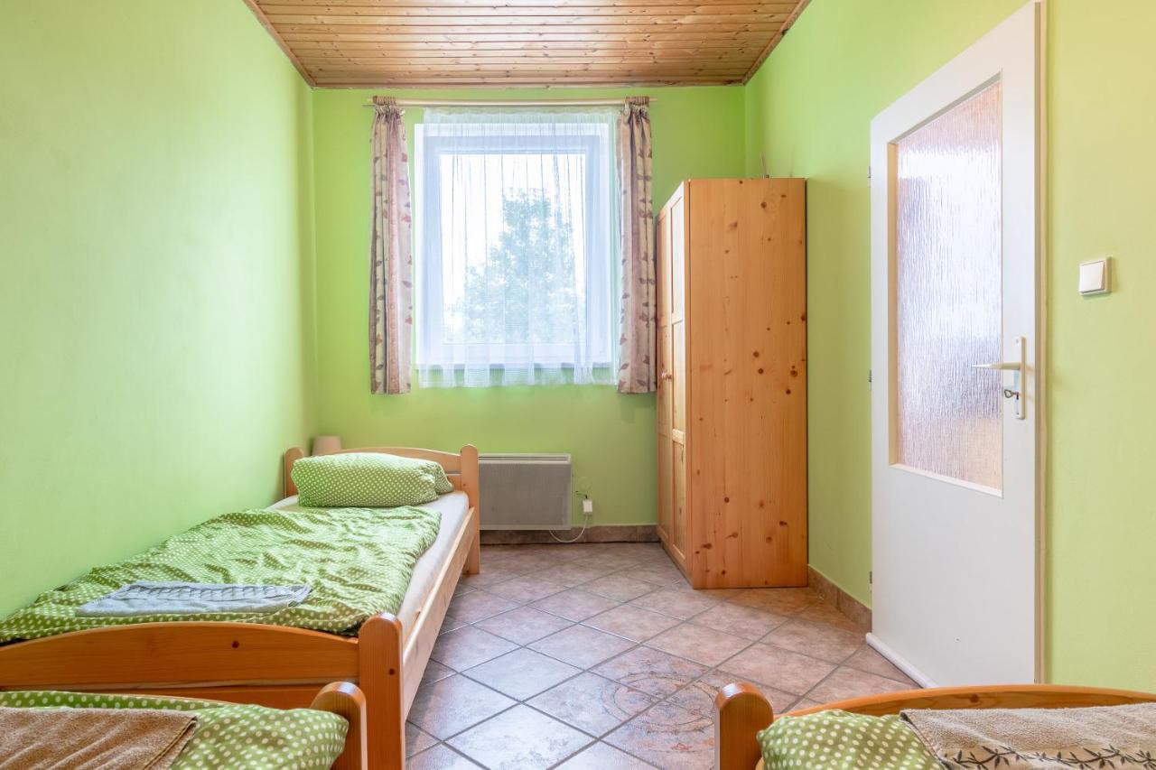 Farma Slunecny Dvur Apartmany A Family Stany Strecha Pod Strechou Hermanuv Mestec Bagian luar foto