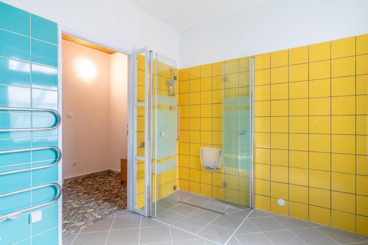 Farma Slunecny Dvur Apartmany A Family Stany Strecha Pod Strechou Hermanuv Mestec Bagian luar foto